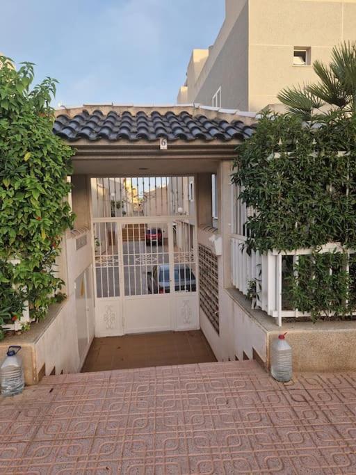 Magnifico Chalet Adosado En Torrevieja, Alicante. المظهر الخارجي الصورة